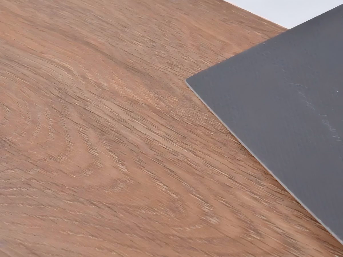 Ligne d'extrusion à grande vitesse pour revêtements de sol LVT