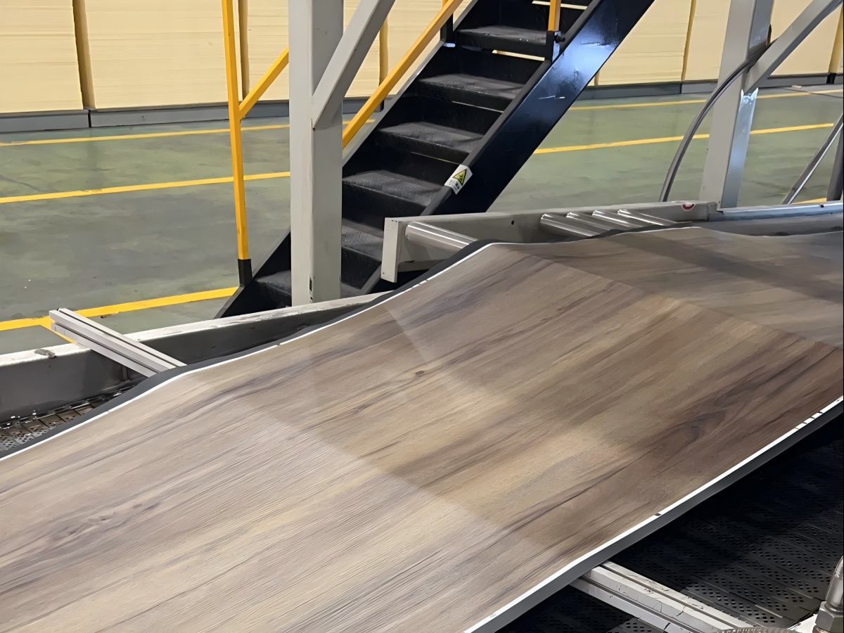 Ligne d'extrusion de revêtements de sol LVT double couche