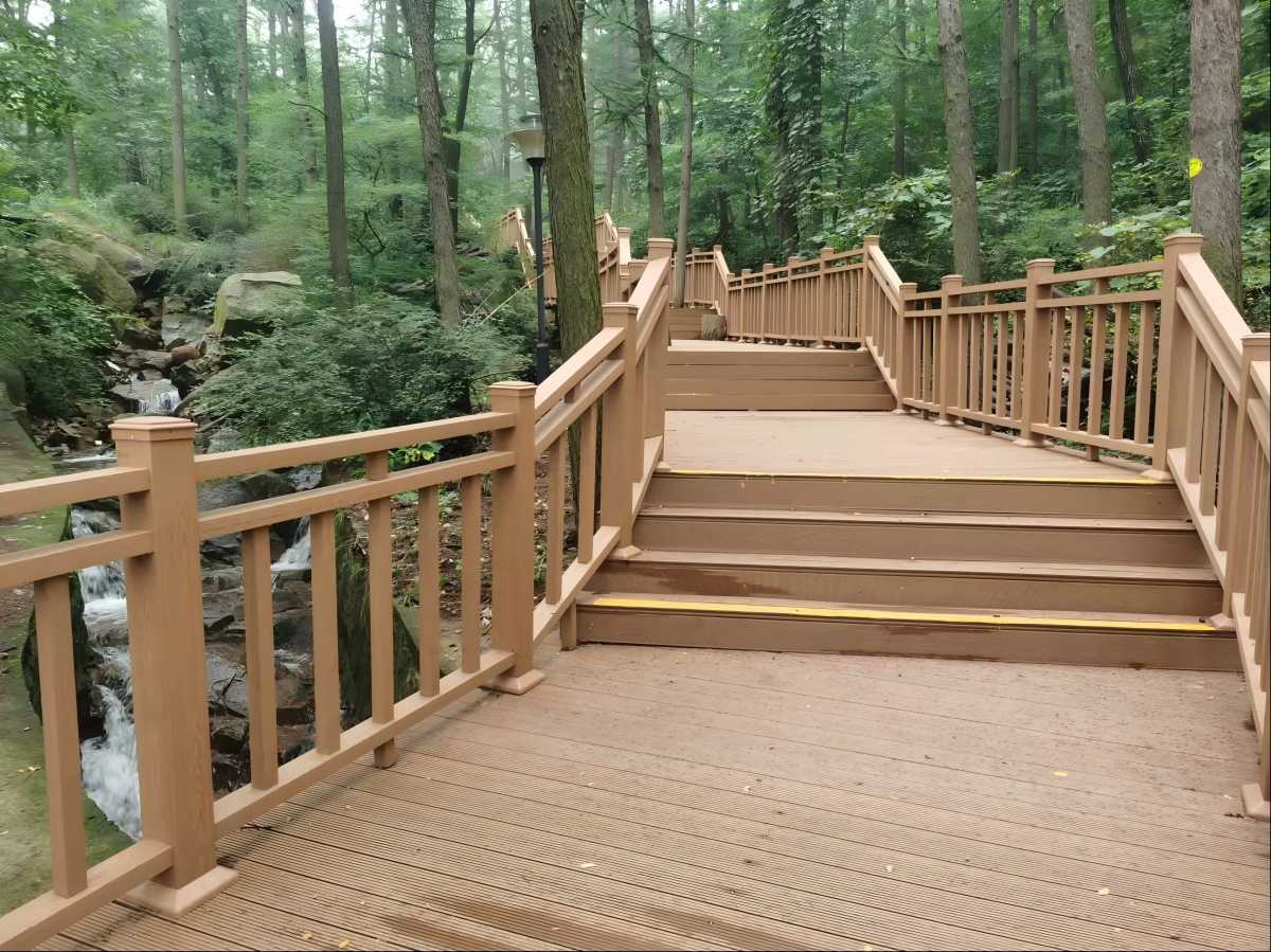 Ligne d'extrusion de profilés WPC en une étape