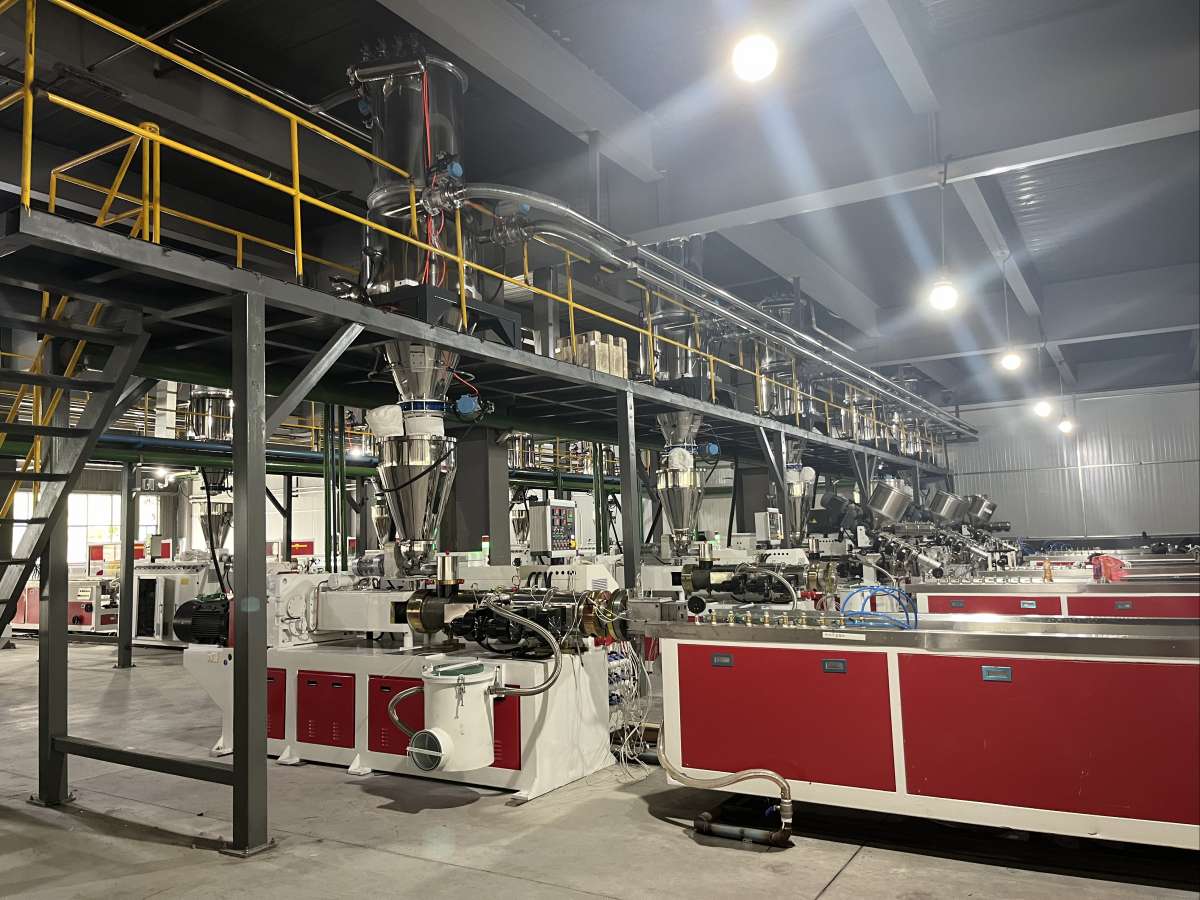 Conical twin screw extruder for WPC profiles