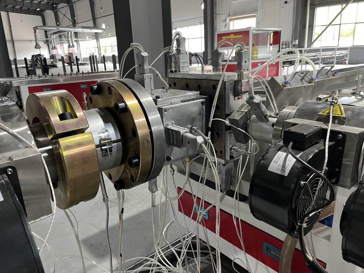 Ligne de production de cadres de fenêtres et de portes en PVC