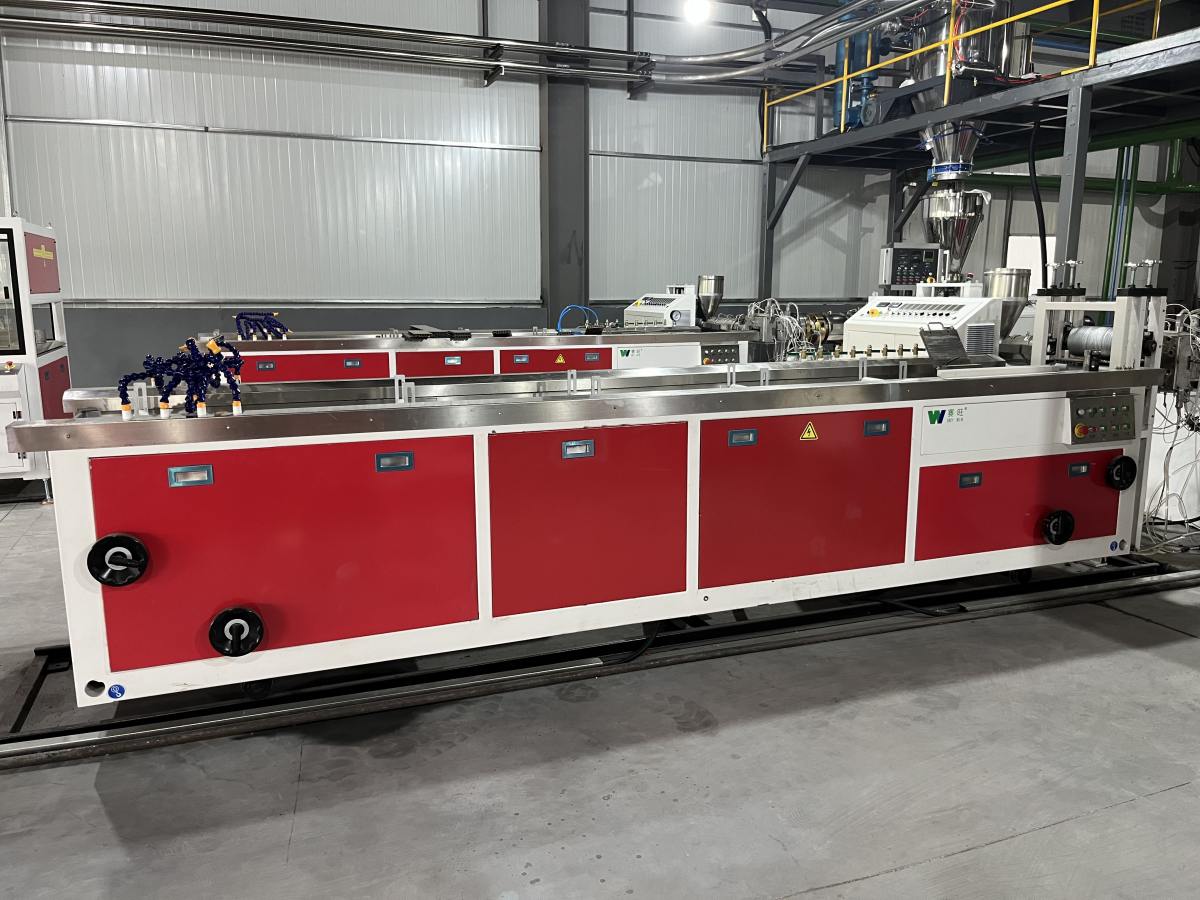 Ligne de production de cadres de fenêtres et de portes en PVC