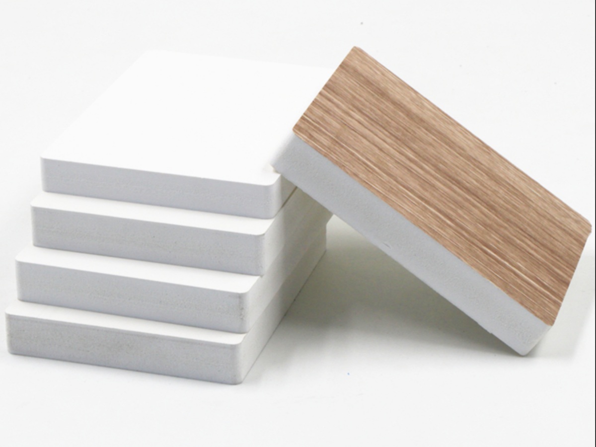 Ligne d'extrusion de panneaux de meubles en WPC (PVC + bois)