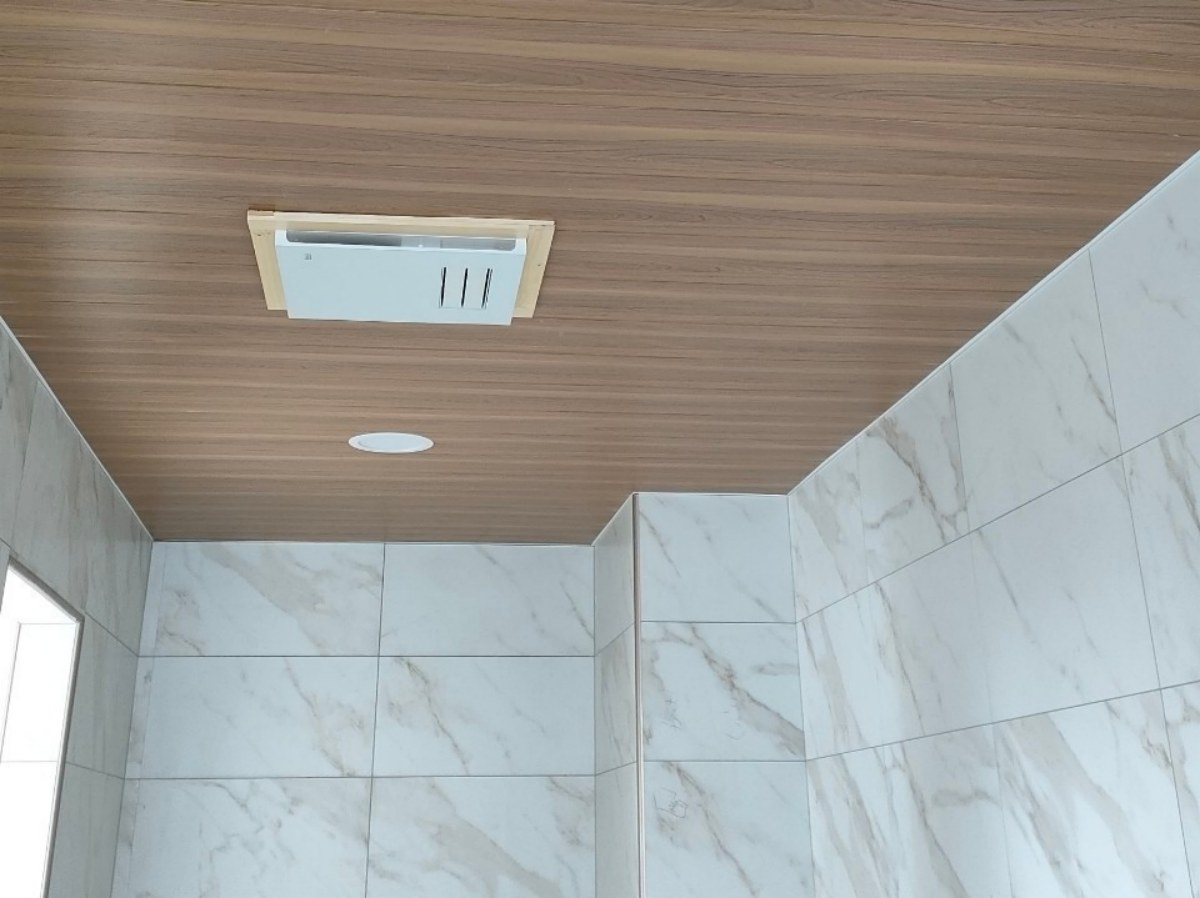 Ligne d'extrusion de profilés de plafond en PVC